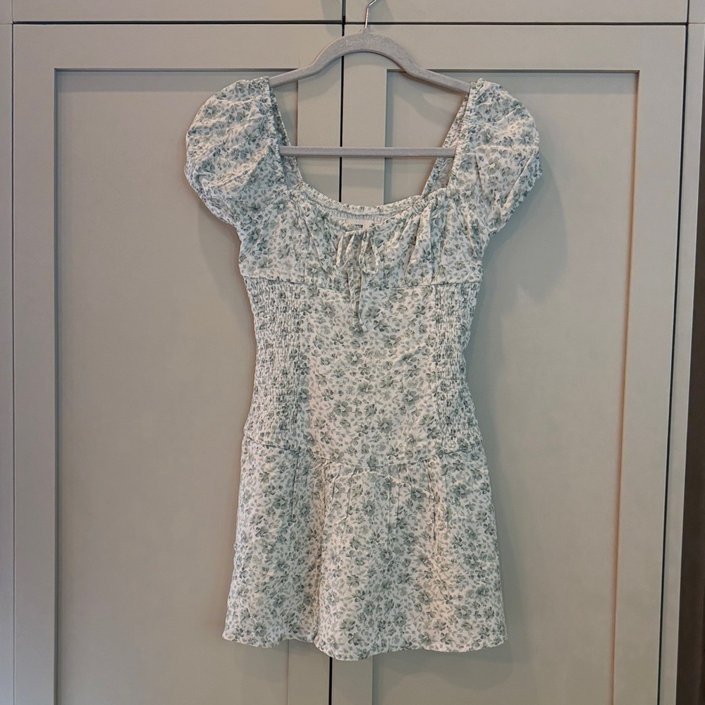 HOLLISTER Floral Puff Sleeve Mini Dress in Light Green